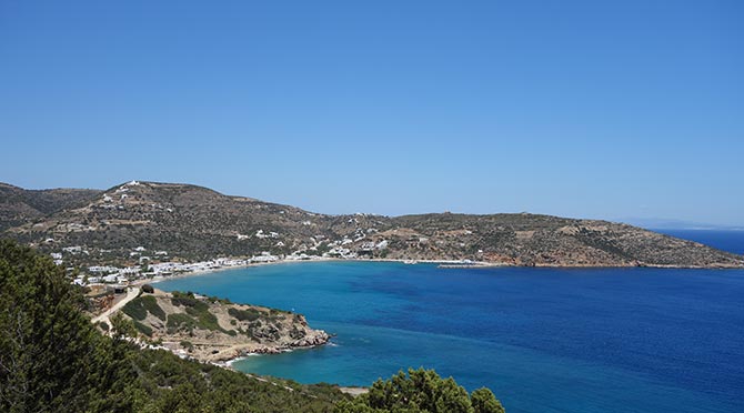 Η παραλία του Πλατύ Γιαλού στη Σίφνο